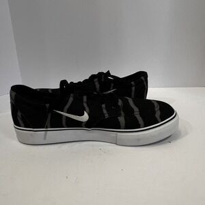 Nike Sb Clutch Skate Shoe 5.5youth Black With Grey Animal Stripes